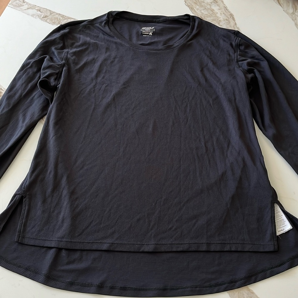 EUC 2XU technical long sleeve crew neck black shirt with logo detail